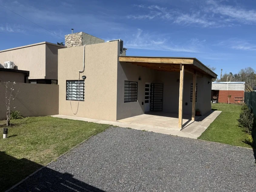 Casa 1 dorm. Con pileta - Calle 60 N° 1456 e/ Las Tropas y 135, Barrio Parque.