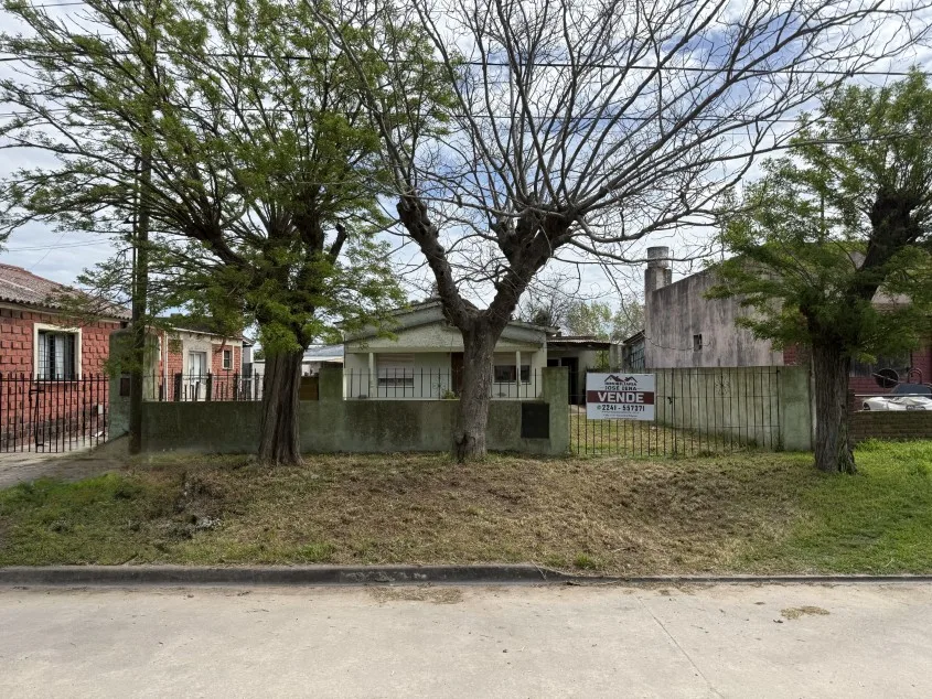 Casa 2 dorm. - Calle 121 e/ Avenida 25 de Mayo y 50. A media cuadra de Avenida principal.